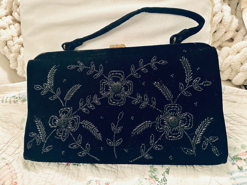 VINTAGE FIFTIES LARGE SOURE BEADED BLACK VELVET BAG